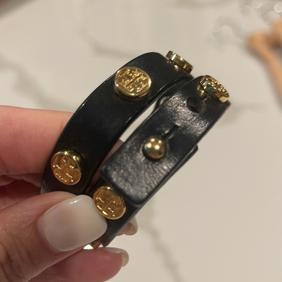 Tory Burch miller raised logo in goldplate, black leather double wrap bracelet. - Picture 6 of 8